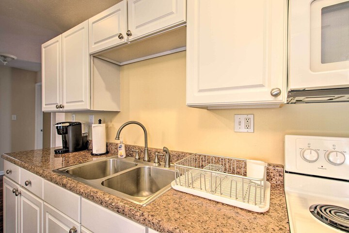 Cottage w / Yard Walk to Historic Attractions
