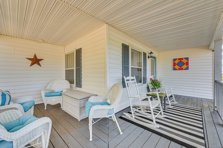 the Farmhouse in Fort Lawn w / Fire Pit & Deck!