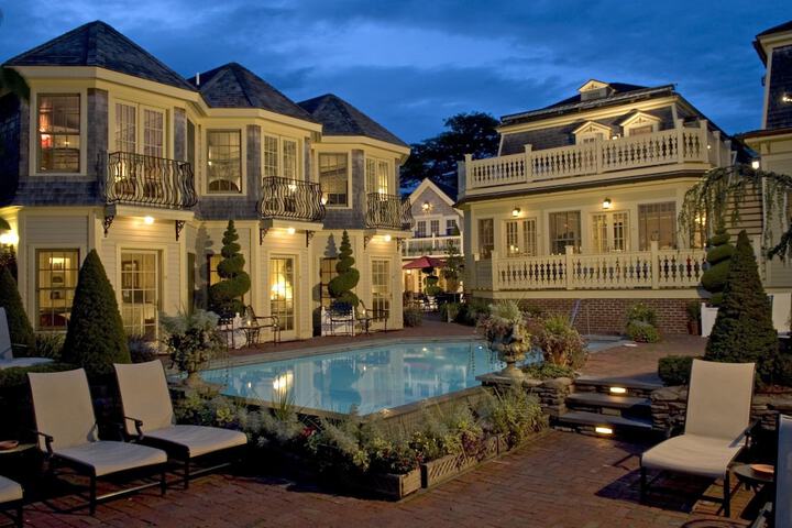 Brass Key Guesthouse - Adults Only