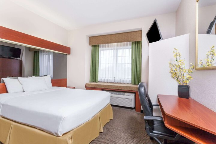 Room 17 of 28