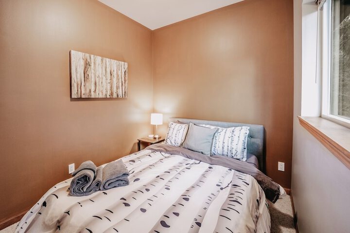 20gs - Wifi - F / p - W/d - Sleeps 6 3 Bedroom Home by RedAwning