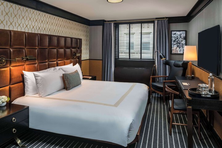 Room 33 of 61