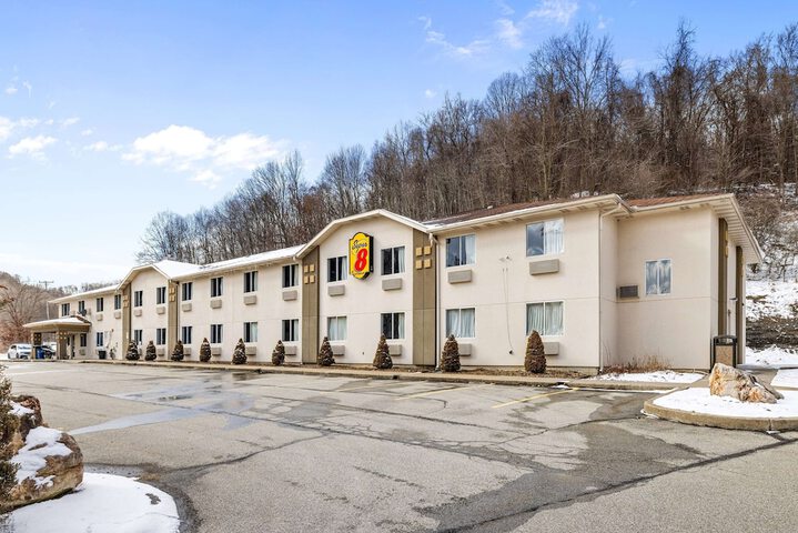 Super 8 by Wyndham Pittsburgh / Monroeville