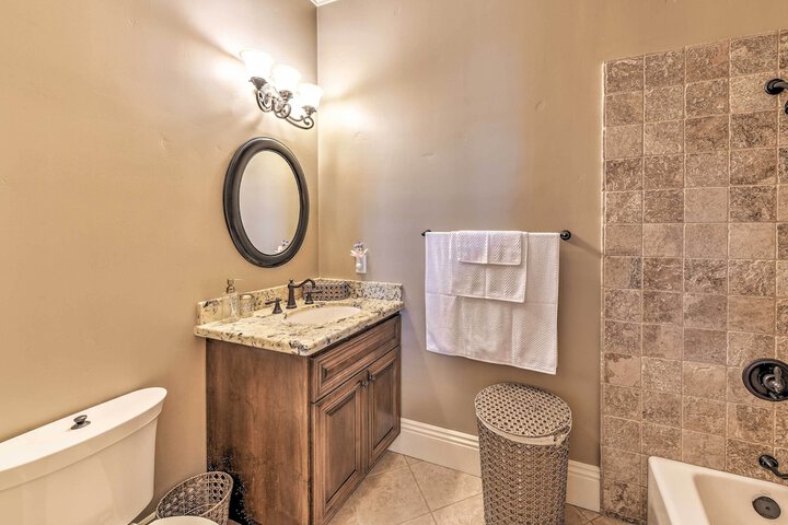 Near Wineries: Elk Grove Getaway w / Saltwater Pool