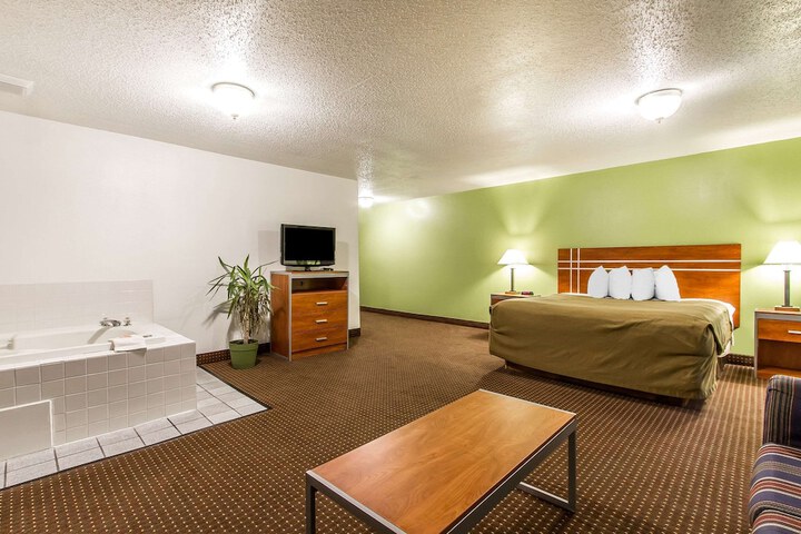 Econo Lodge Inn & Suites Pekin - Peoria Area