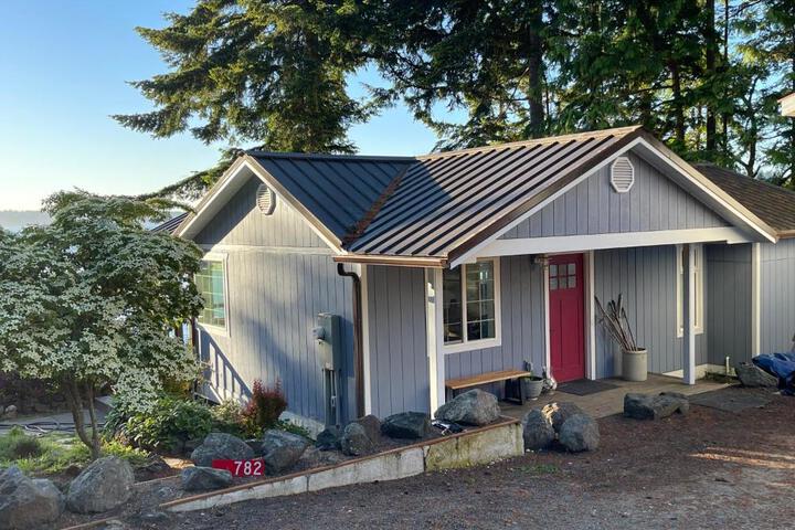 Puget Sound Chic Romantic Cottage with Private Beach Access & Gated Entry