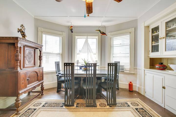 Quaint Beverly Townhome: Walk to Beach & Downtown!