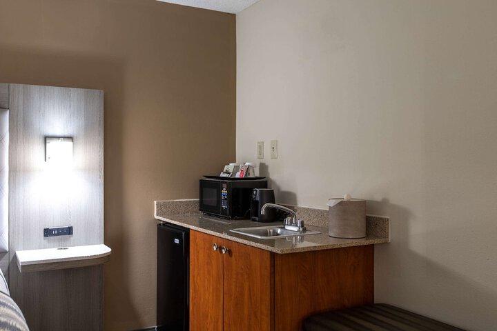 Wingate by Wyndham Charlotte Speedway / Concord