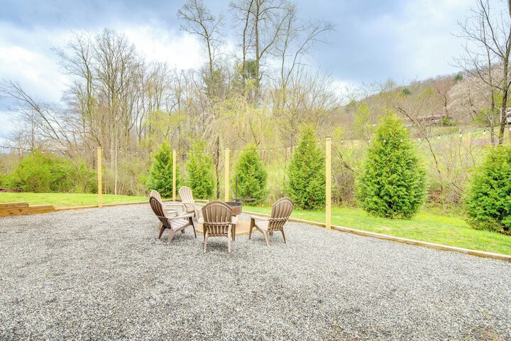 Sawyers Cabin w / Hot Tub in Blue Ridge Mtns!