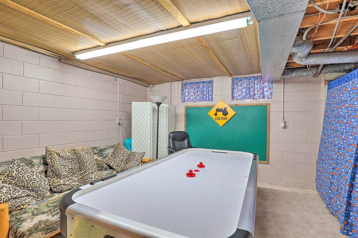 Stunning Fletcher Home: Hot Tub + Fire Pit!