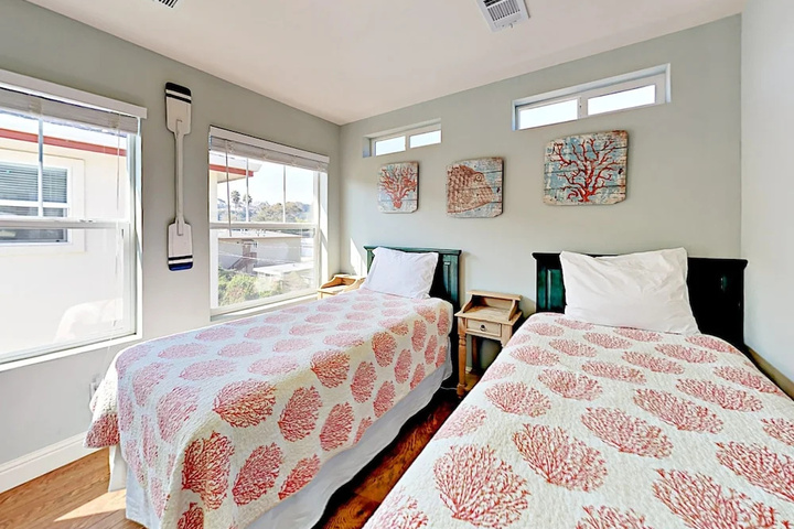 Charming 2br 300 Yards To Beach! 2 Bedroom Home