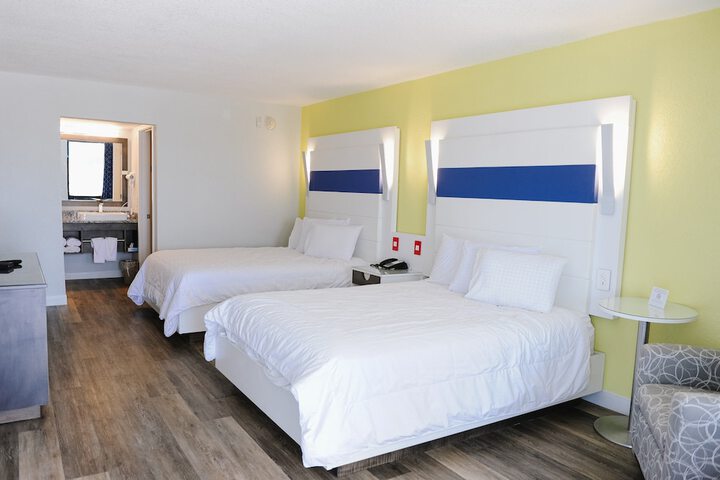 Room 9 of 18