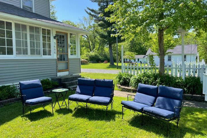 Drop Anchor Cottages and Lake House
