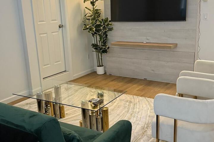 Elegant Hideaway with Free Parking