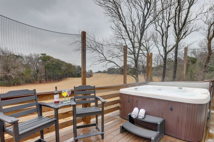 Kitty Hawk Apartment w / Hot Tub - 1 Mi to Beach!