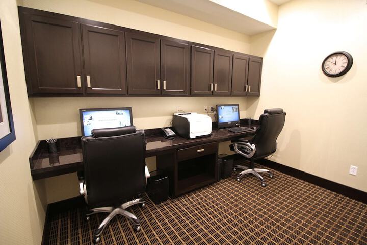 Business Center 33 of 36