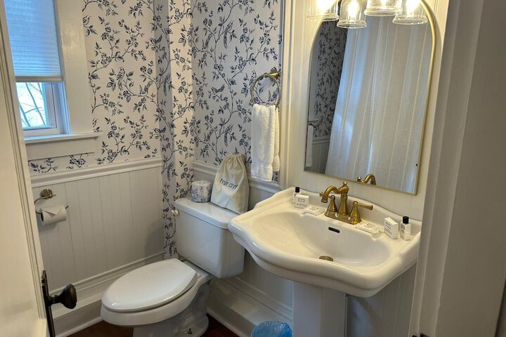 The Aurora Inn & Cottages