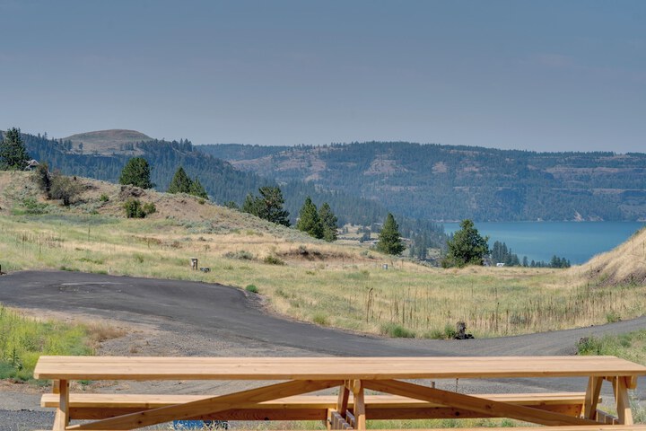 Lake Roosevelt Getaway w / Lake + Mountain Views!