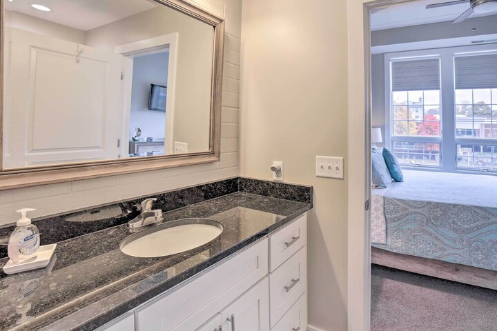 Luxe Manistee Condo w / Balcony & River Views!