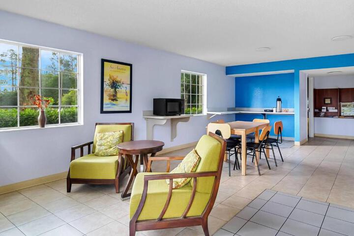 Travelodge Suites by Wyndham MacClenny