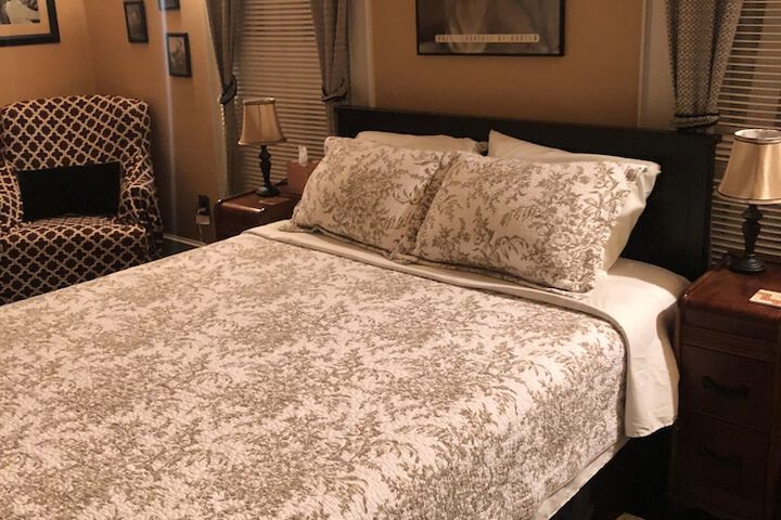 PRINCESS ANNE BOOK LOVERS INN