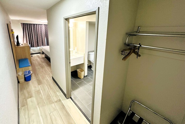 Room 8 of 24