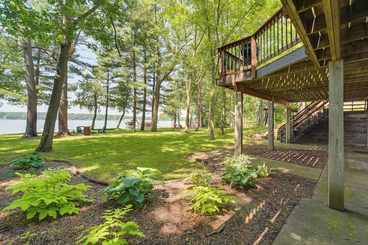 Spacious Luxury Cabin w / Deck & Dock on Bone Lake