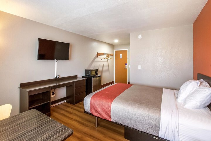 Motel 6 Rossford OH
