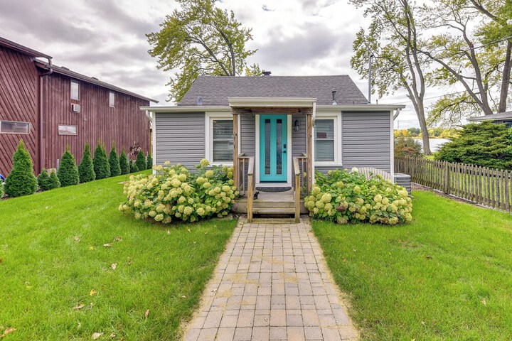 Lakefront Antioch Cottage w / Dock & Gas Grill!