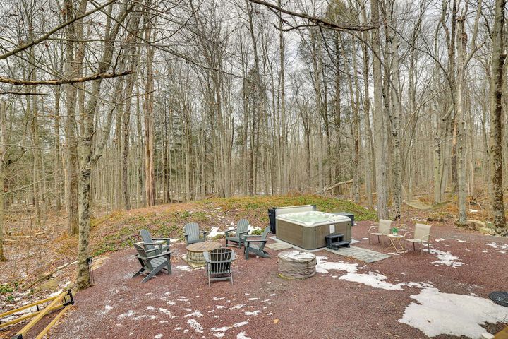 Pocono Pines Home w / Private Hot Tub!
