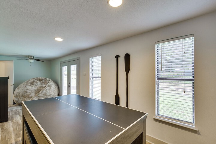 Pickleball / sport Court: Spacious Kemp Home!