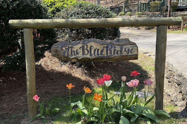 Mountain Aire Cottages Inn & Glamping