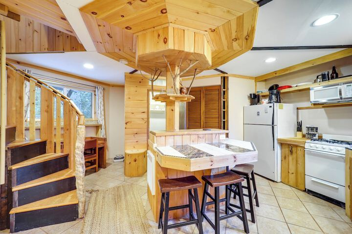 Unique West Jefferson Home w / Fire Pit & Grill!