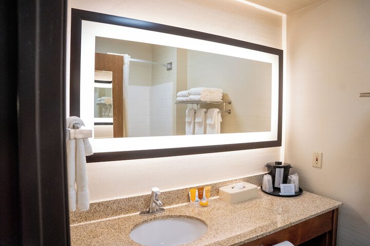 Coshocton Village Inn and Suites