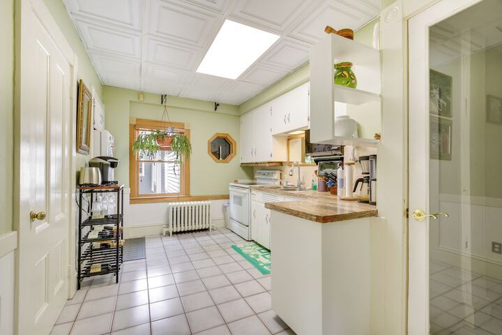Quaint Beverly Townhome: Walk to Beach & Downtown!