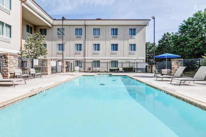 Holiday Inn Express & Suites Marshall by IHG
