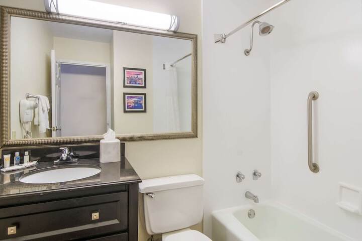 Comfort Inn & Suites Pittsburgh Fox Chapel