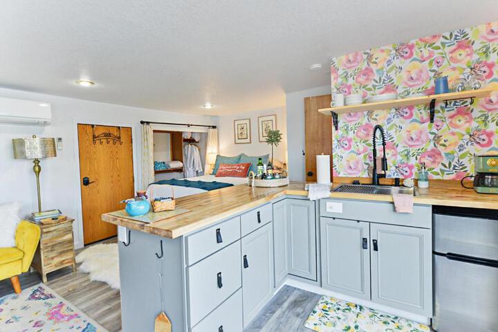 Lakefront Honeymoon Bay Studio Cottage