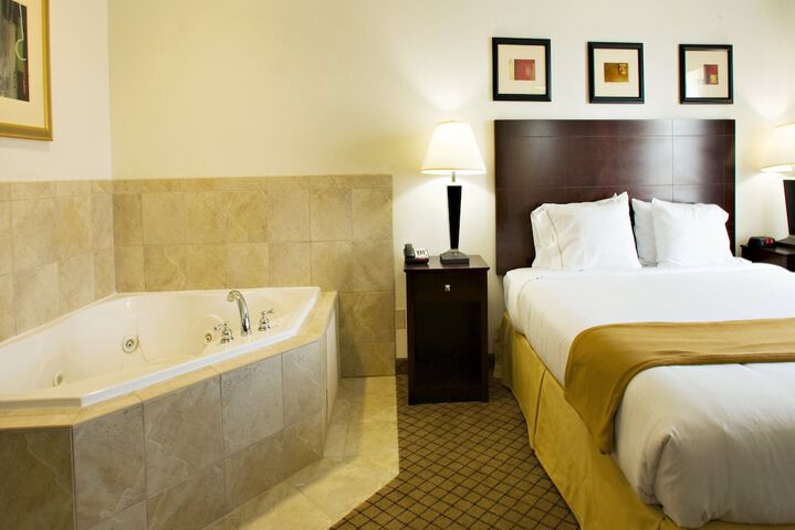 Room 6 of 28