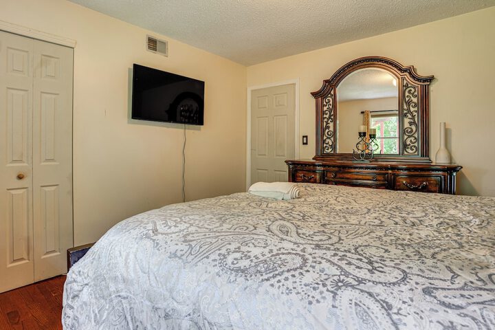 8 Mi to Long Beach: Cozy Apt w / Fenced Yard!