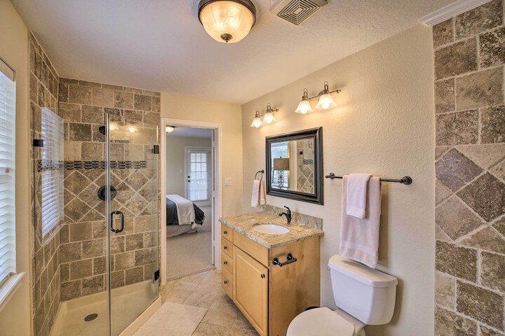 Apt w / Balconies - Steps to Kemah Boardwalk!
