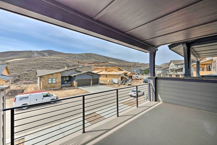 Inviting Hideout Townhome w / Balcony & Lake Views!