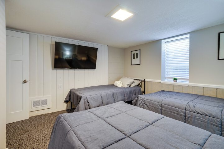 Inviting Minneapolis Vacation Rental w / Game Room!