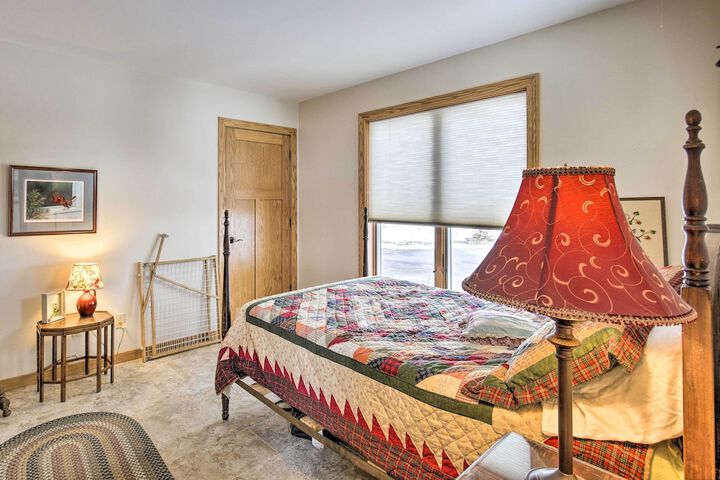 Pet-friendly Family Home Situated on Green Lake!