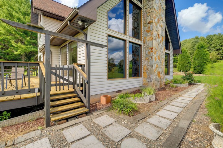 Secluded Mountain City Home w / Deck & Views!