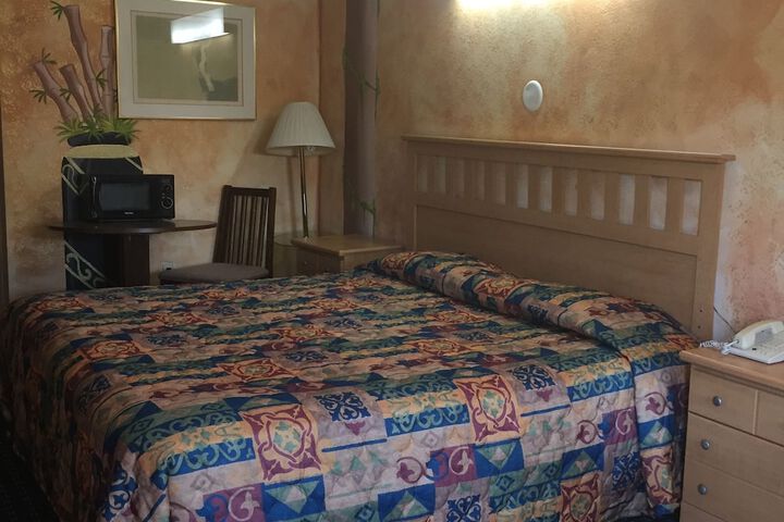 Room 10 of 28