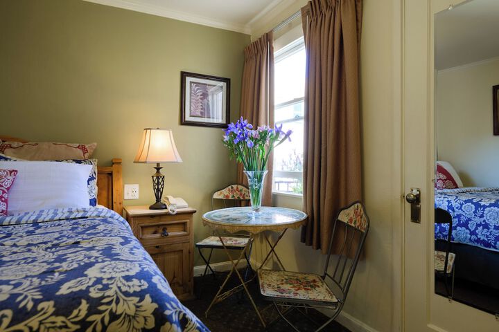 Room 27 of 83