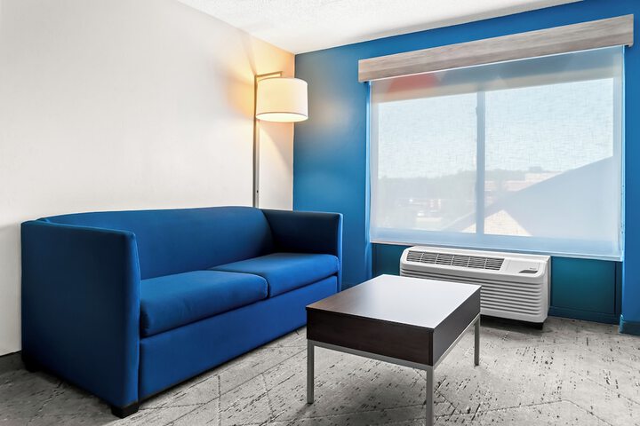 Holiday Inn Express & Suites Detroit North - Roseville by IHG