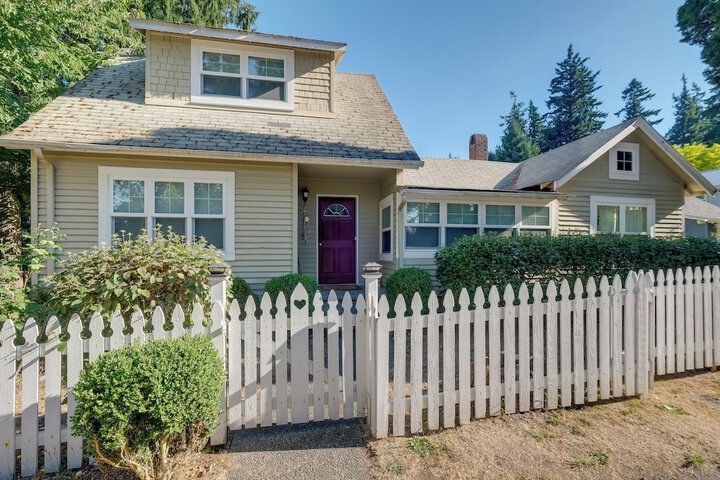Charming Indianola Home: Walk to Town!