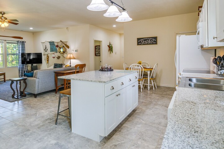 Charming Gravois Mills Escape w / Private Backyard!